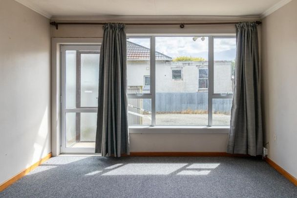 Tidy, double glazed 2 Bedroom unit close to South City! - Photo 1