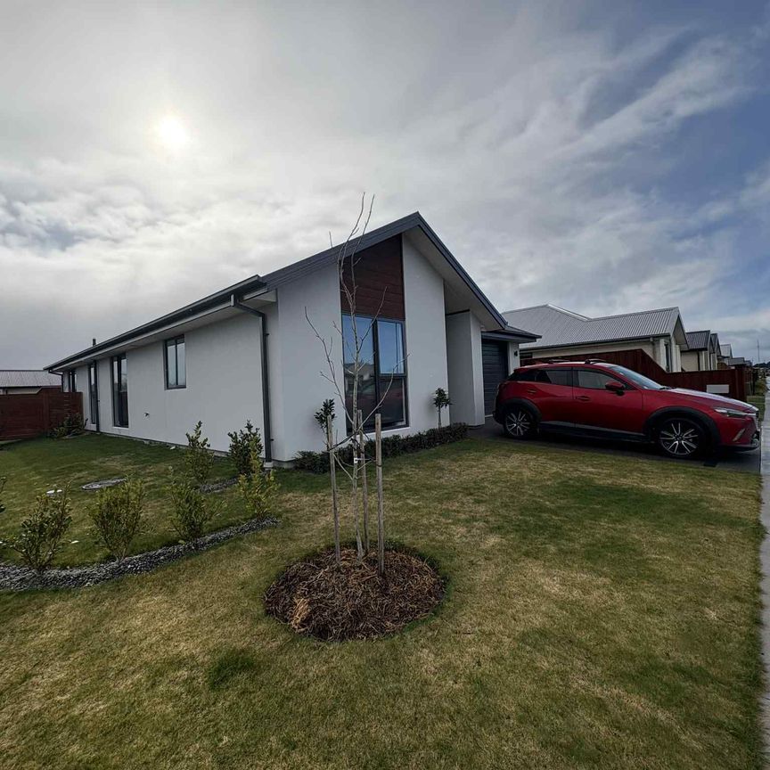 Modern 3-Bedroom Home in Fantastic Location - Photo 1
