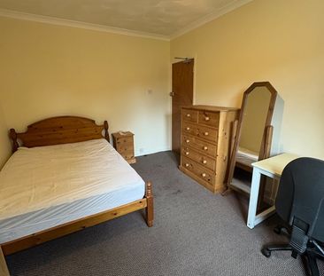 4 Bed Semi-Detached House, Honeysuckle Road, SO16 - Photo 5