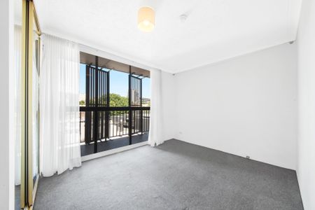 A CHIC INNER-CITY PAD - Photo 5