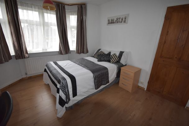5 Bed Semi-Detached House, Burgess Road, SO16 - Photo 1
