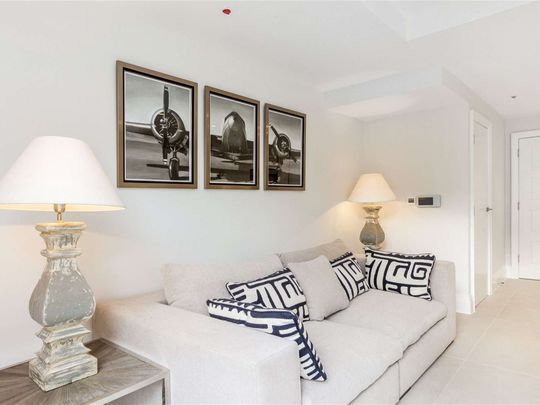 A superbly located new four bedroom house with parking - Photo 1