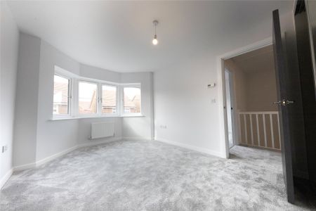 4 bedroom House in Russell Chase, Binfield - Photo 2