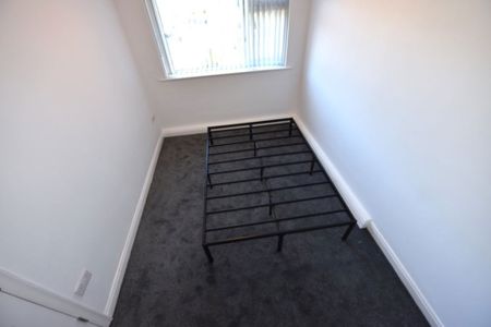 3 bedroom Flat in Lea Farm Drive, Leeds - Photo 3