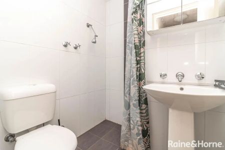 “Spacious Two-Bedroom Apartment in Prime Parramatta Location” - Photo 5