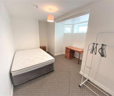 3 bedroom flat to rent - Photo 4