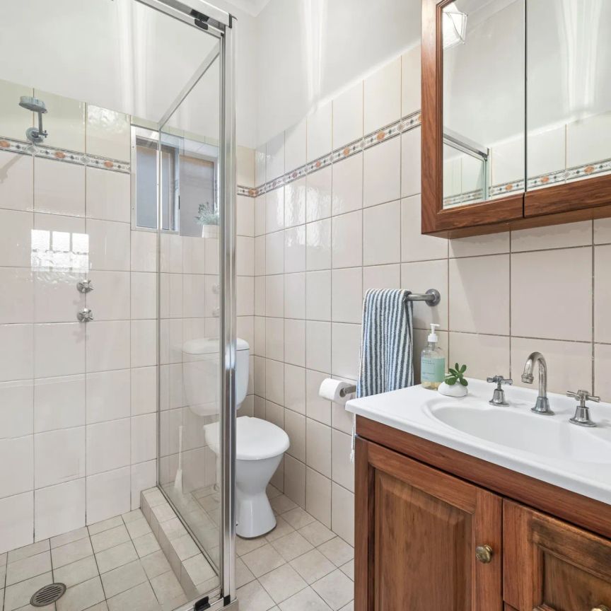 Updated and light filled Californian bungalow - Photo 1