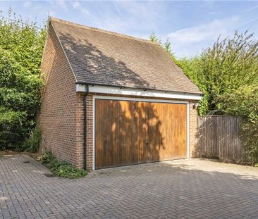 Nestled within a small cul-de-sac of just a handful of homes, this ... - Photo 5