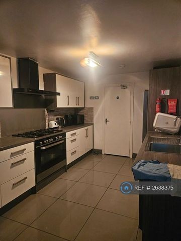 1 bedroom in a house share to rent - Photo 2