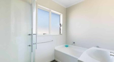 Spacious 4-Bedroom Home in Prime Welcome Bay L... - Photo 2