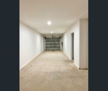 Spacious 3+1 Brand New Townhome with walking distance to Coles! - Photo 1