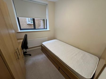 1 bedroom in a flat share to rent - Photo 3