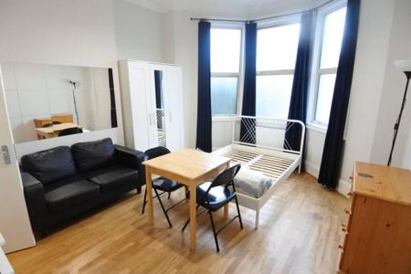 Studio to rent - Photo 2