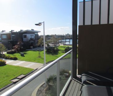 Three Bedroom Home with Beautiful Views - Photo 6