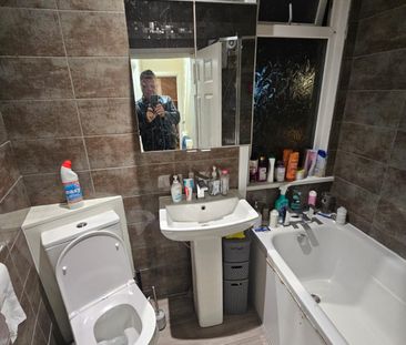 7 Bed - 50 Chestnut Avenue, Hyde Park, Leeds - LS6 1BA - Student - Photo 6