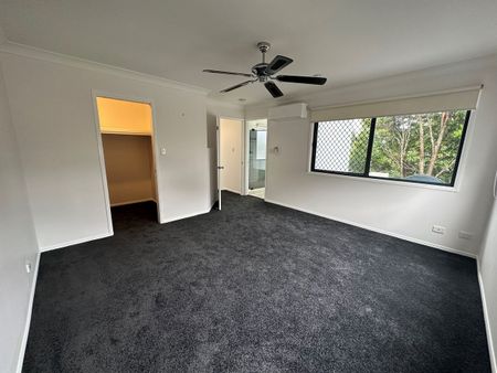 Central Location - 4 bedroom 2.5 bathroom townhouse - Photo 4