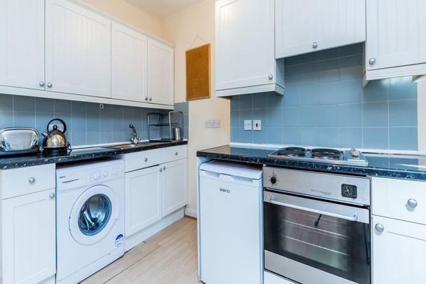 Located in Central Hackney a top floor 2 bedroom close to amenities - Photo 1