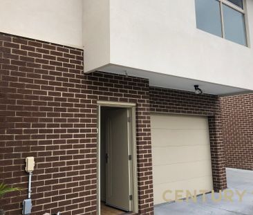 Spacious Townhouse with Private Balcony & Lock-Up Garage - Photo 5