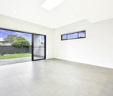 Family duplex epitomising urban luxury & minimalist design sophisti... - Photo 1