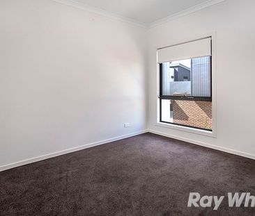 Beautiful Townhouse in Prime Location - Photo 1