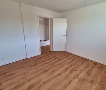 Sunny attic apartment with far view 2.5 rooms in Moosseedorf - Photo 1