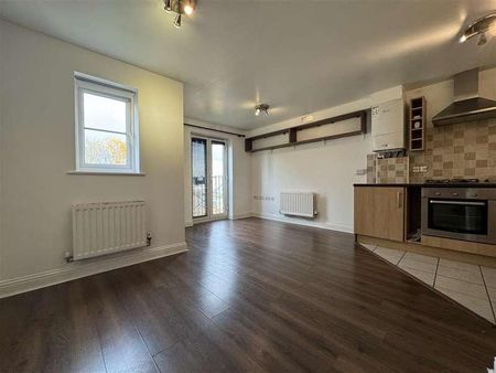 Franklin House. Twickenham Close, Swindon, SN3 - Photo 3