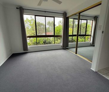 Central Ashmore - comfortable family home with solar in quiet street - Photo 5