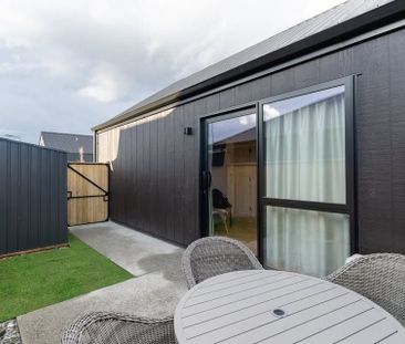 Sunny 2-Bedroom Unit with a courtyard - WIFI Inc. - Photo 2