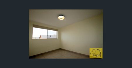 Spacious unit with modern kitchen - Photo 3