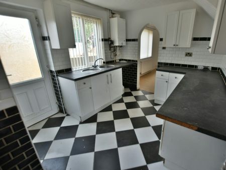 Terraced House to rent on - Photo 3