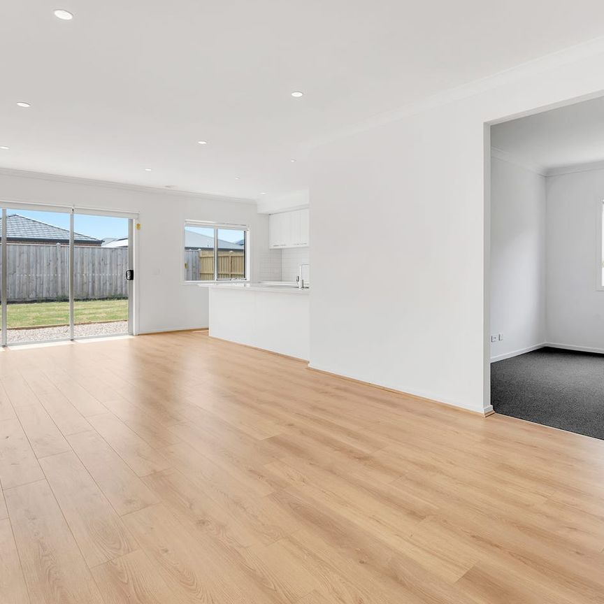 Spacious & Low-Maintenance Family Home - Photo 1