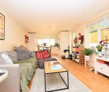 4 bedroom flat to rent - Photo 2