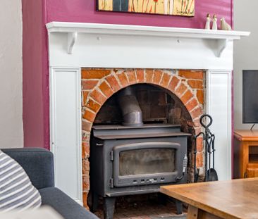 Open the Door To Character and Small Town Atmosphere - Photo 3