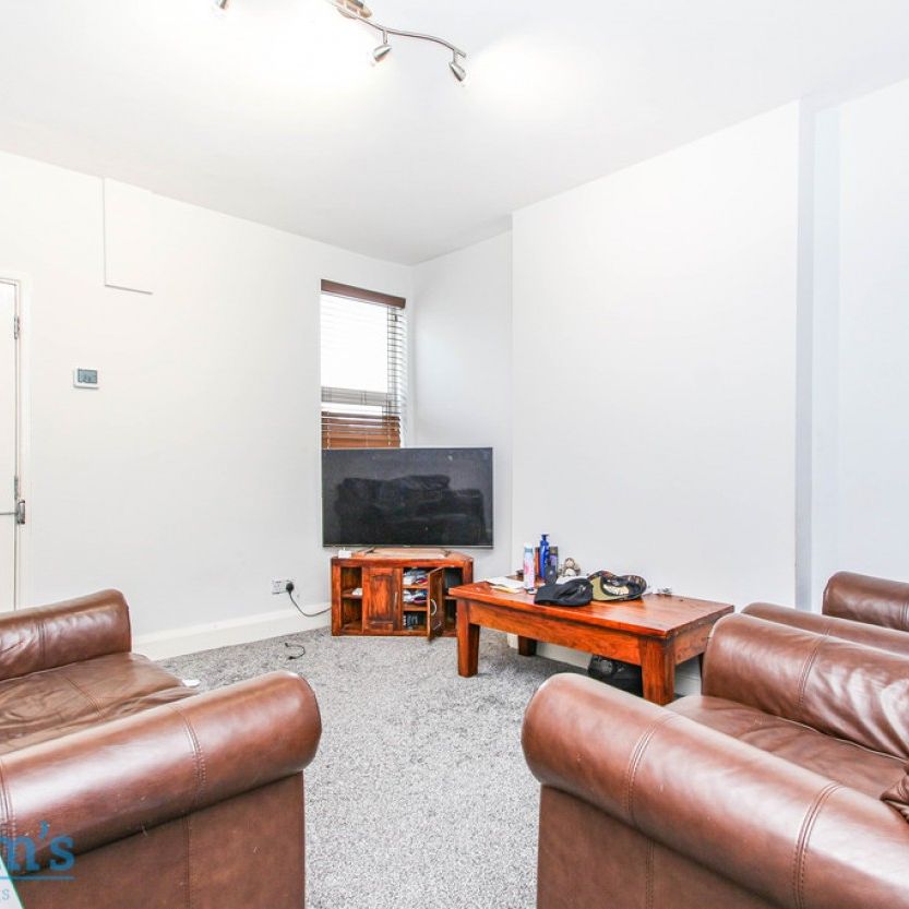 2 bed Flat for Rent - Photo 1
