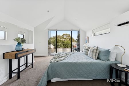 Spacious & private townhouse living moments from Glenferrie Road - Photo 5