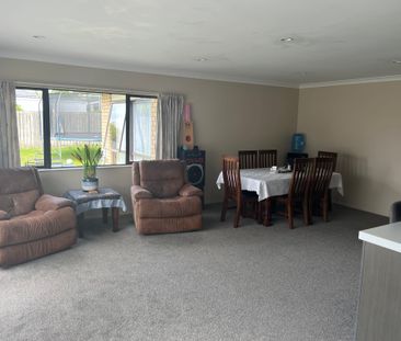 Beachlands, 4 Bedrooms - Photo 1