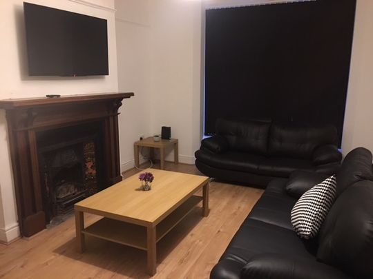 10 Bed Terraced House, Halkyn Avenue, L17 - Photo 1