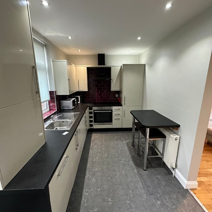 28 Newsome Road, Huddersfield, HD4 - Photo 1