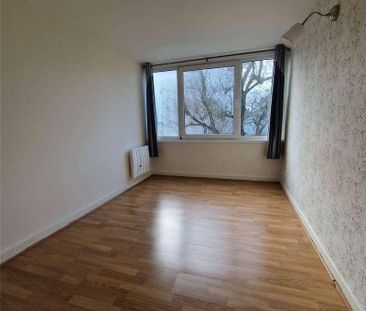 Mountbatten Square, Windsor, SL4 - Photo 3