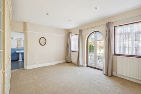 5 bedroom house in London - Photo 4