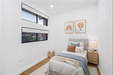 Near New, Stylish And Ambient, Magnificently Appointed, Four Bedroom, Three Bathroom Family Home, Only Moments To All Amenities - Photo 3