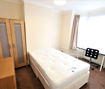 3 Bed Terraced House, St. Edwards Road, RG6 - Photo 3