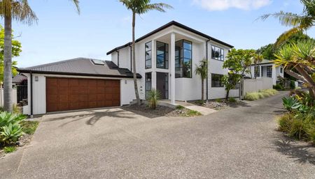 Large and Light Filled - Easy 10 minute walk to the Beach! - Photo 5