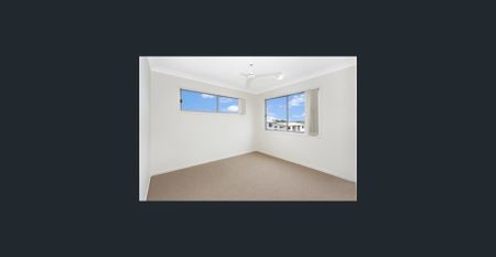 3 Bedroom Townhouse with Brand New Carpets! - Photo 2