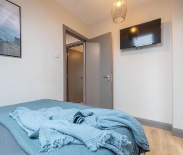 Rm 4, 57 Ballygomartin Road, Belfast, BT13 3LB - Photo 1