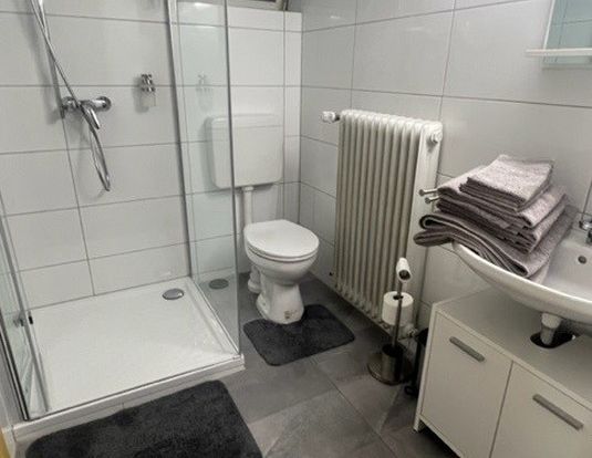 Schöne, modern möblierte Wohnung - Photo 1