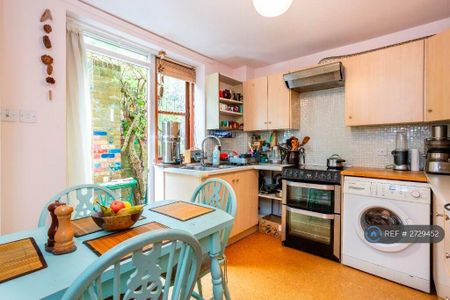 2 bedroom flat to rent - Photo 2