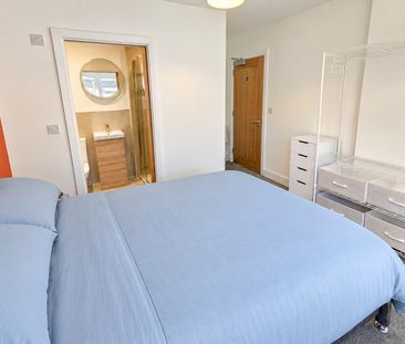 Royal Oak Road, Woking, Surrey, GU21 - Photo 3