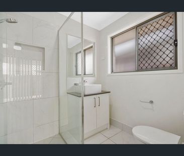 MULTI - LIVING, FAMILY HOME, WALK TO SCHOOL! - Photo 1