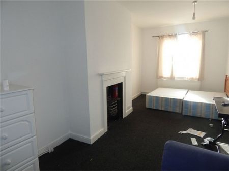 3 Bed - Manchester Road, Huddersfield, West Yorkshire - Photo 2